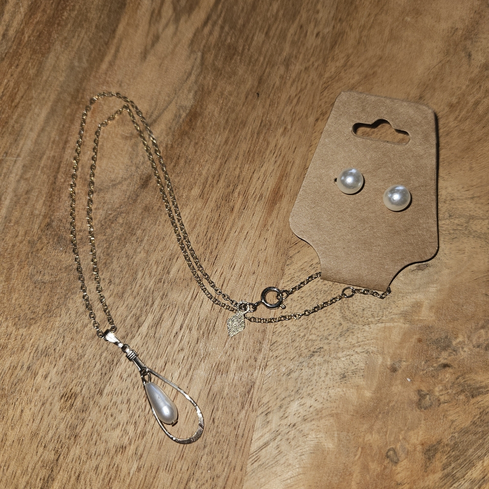 Sarah Coventry Gold-Tone Teardrop Necklace with Pearl Accent and Matching Studs